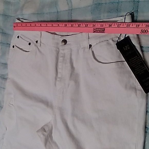 🌷🪻🌺 White DG2 Jeans with distress in knee area.   NWT. 18W - Picture 7 of 17